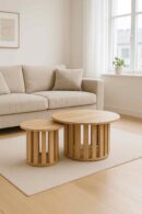 ANNABO soffbordsset i ljus ek placerat i ett modernt skandinaviskt vardagsrum med beige soffa och stora fönster.
