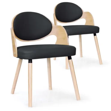 Två SKARVIK matstolar i beige bouclé och ljus ek, visade framifrån i skandinavisk stil.