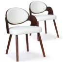 Två matstolar i set med vit boucléklädsel och mörknötbrun trästomme, stilfullt vinklade framifrån i skandinavisk design.