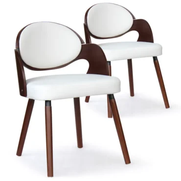 Två matstolar i set med vit boucléklädsel och mörknötbrun trästomme, stilfullt vinklade framifrån i skandinavisk design.