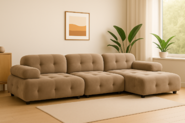 VALVIK 4-sits modulsoffa i taupe velour i ett skandinaviskt vardagsrum med trädetaljer och stora gröna växter