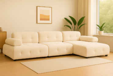 VALVIK 4-sits soffa i beige velour i ett ljust skandinaviskt vardagsrum med naturligt ljus och gröna växter.
