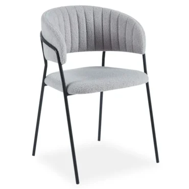 Elegant stol i grå bouclé med svart metallram – sned framifrån